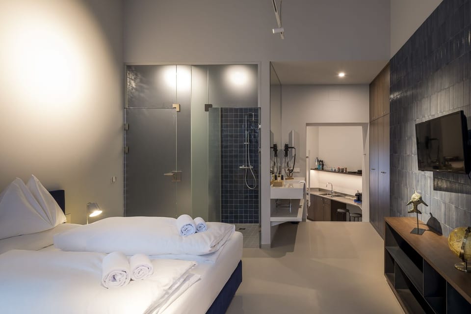 Street Suite Serviten | Down comforters, desk, iron/ironing board, free WiFi