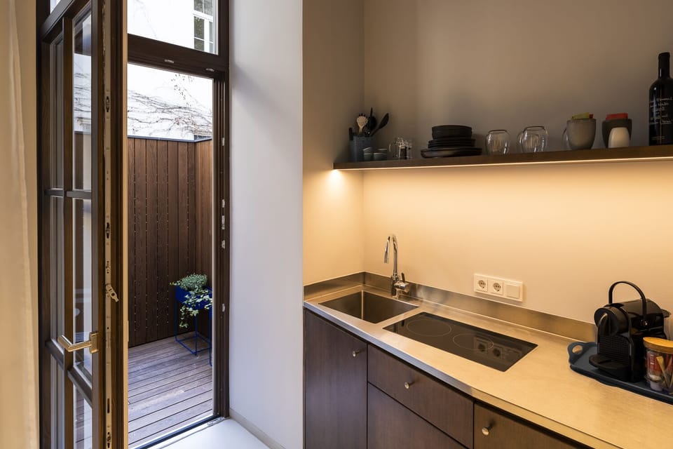 Street Suite Serviten | Private kitchen | Mini-fridge, stovetop, electric kettle, cookware/dishes/utensils