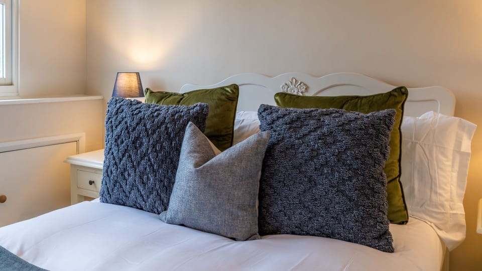 Bedroom Two, Christmas Cottage, Bolthole Retreats