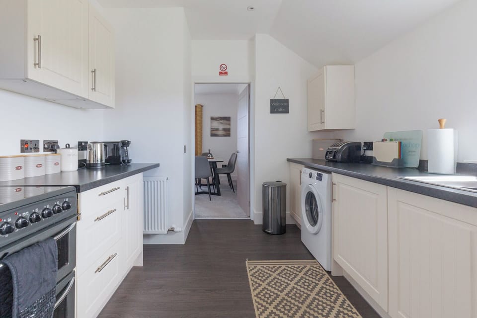 Cottage | Private kitchen | Fridge, dishwasher, electric kettle, toaster