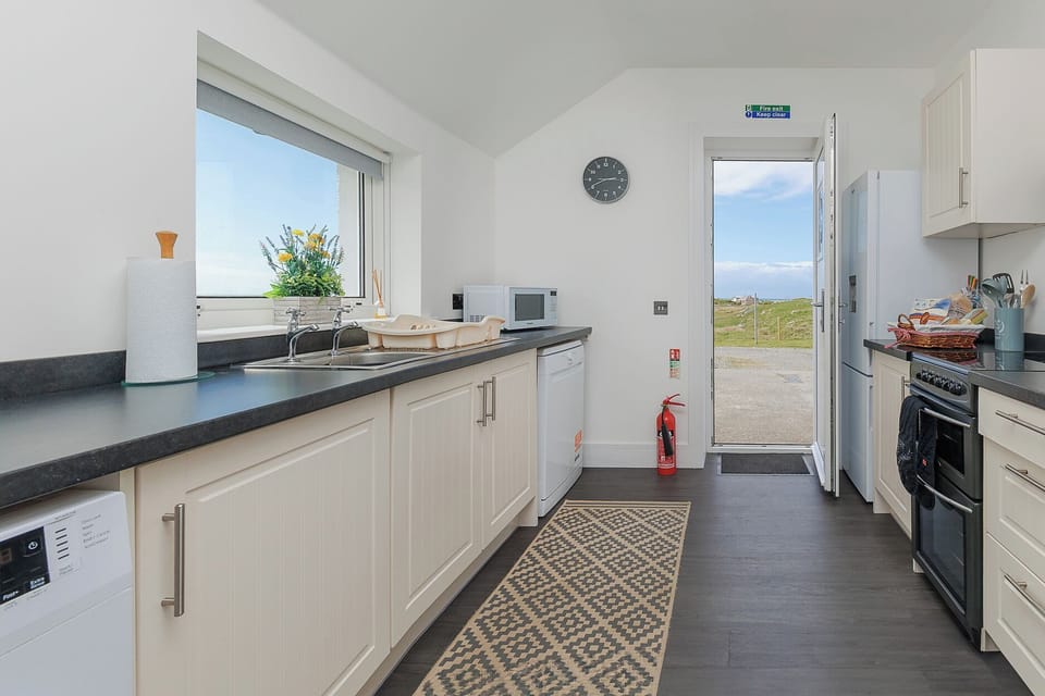 Cottage | Private kitchen | Fridge, dishwasher, electric kettle, toaster