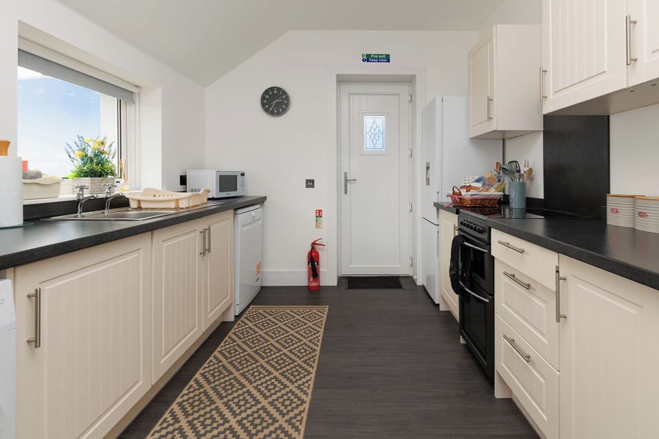 Cottage | Private kitchen | Fridge, dishwasher, electric kettle, toaster