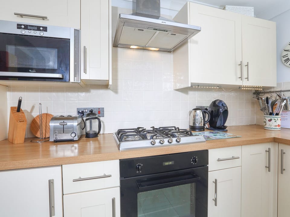 Cottage | Private kitchen | Fridge, cookware/dishes/utensils