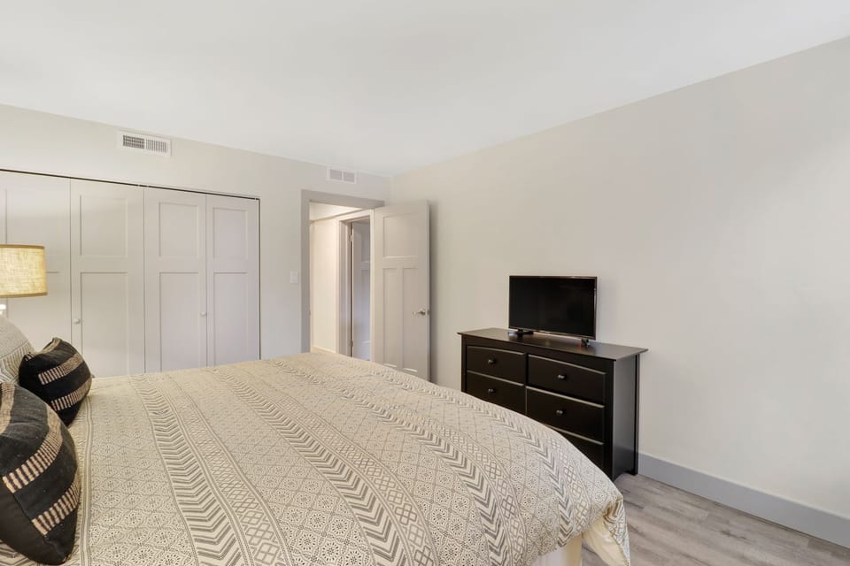 Xanadu A8 - 2nd Bedroom - Plenty of closet space and storage in the king sized bedroom
