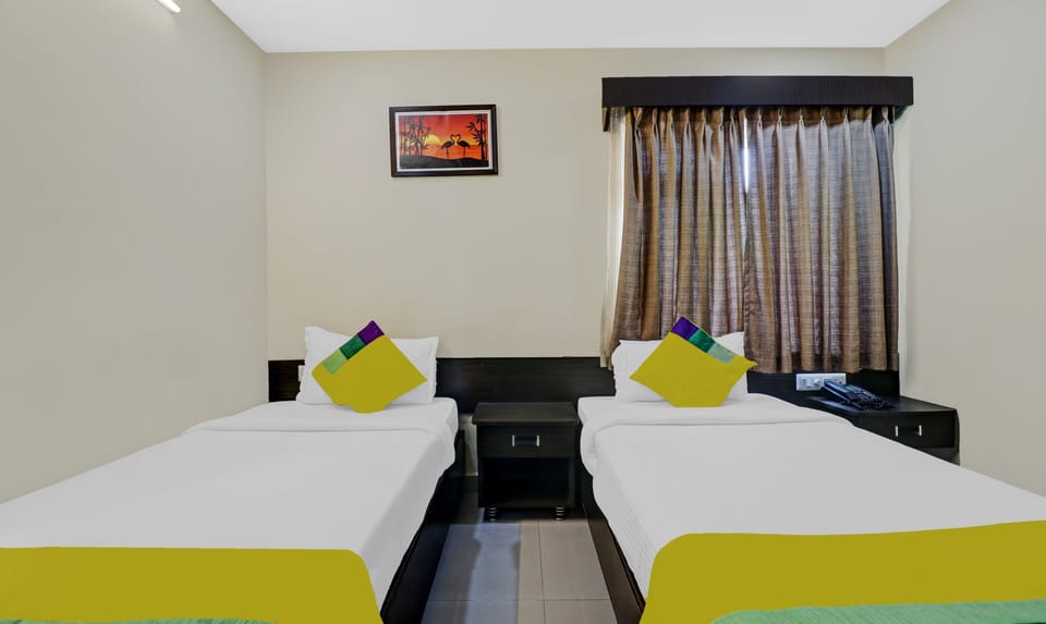 Deluxe Room | Desk, iron/ironing board