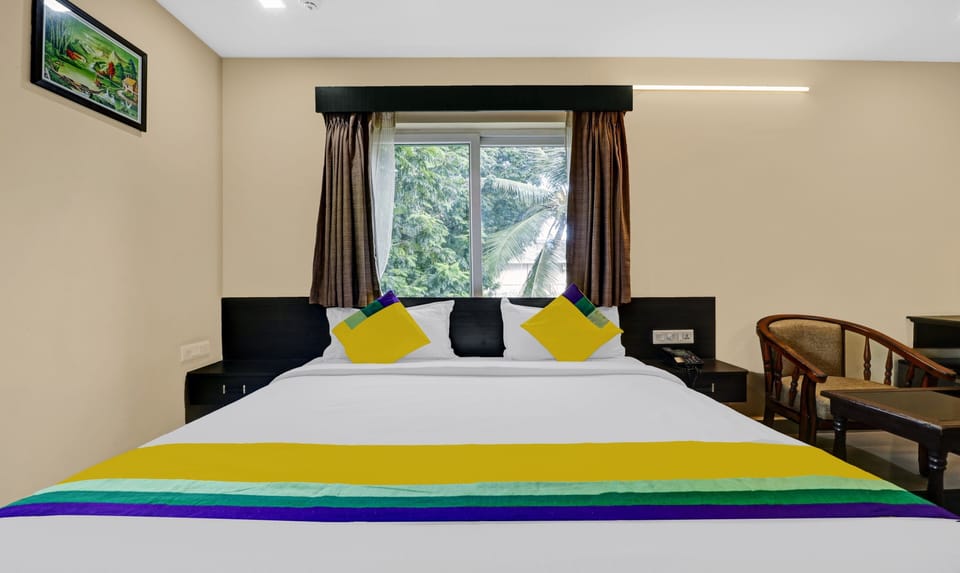 Deluxe Room | Desk, iron/ironing board