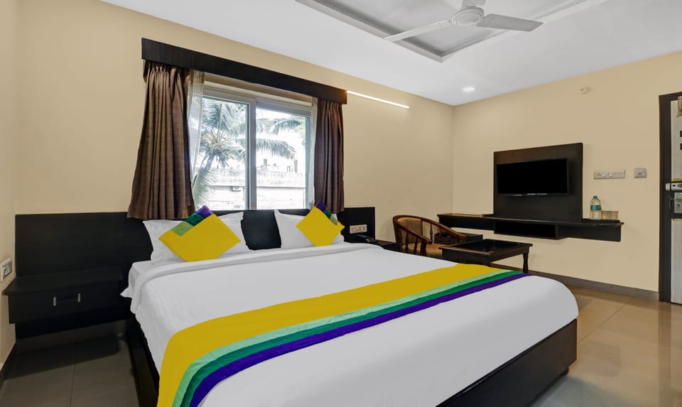 Deluxe Room | Desk, iron/ironing board