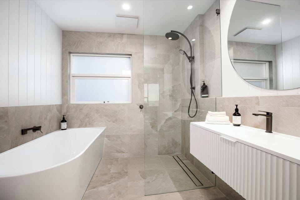 bathroom - bathtub long enough for two!