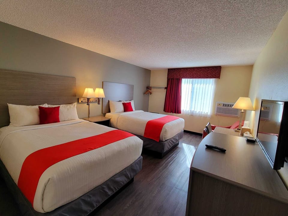 Desk, soundproofing, free WiFi, bed sheets