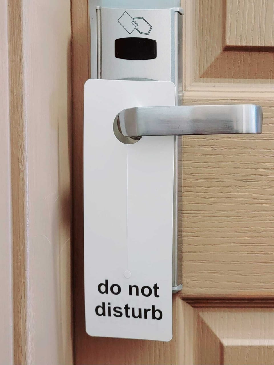 Desk, soundproofing, free WiFi, bed sheets