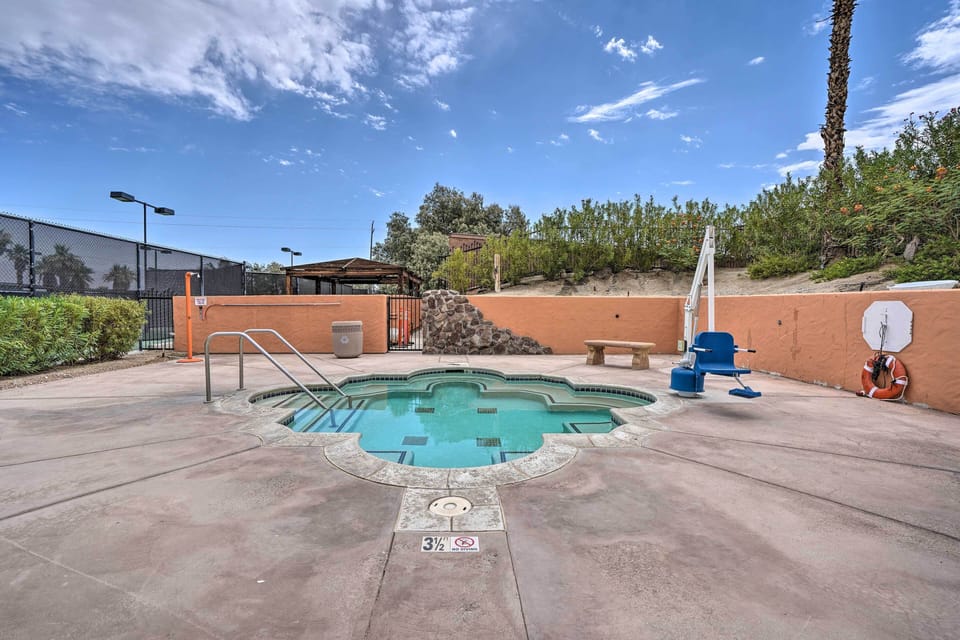 Community Outdoor Pool & Hot Tub (Open Year-Round)