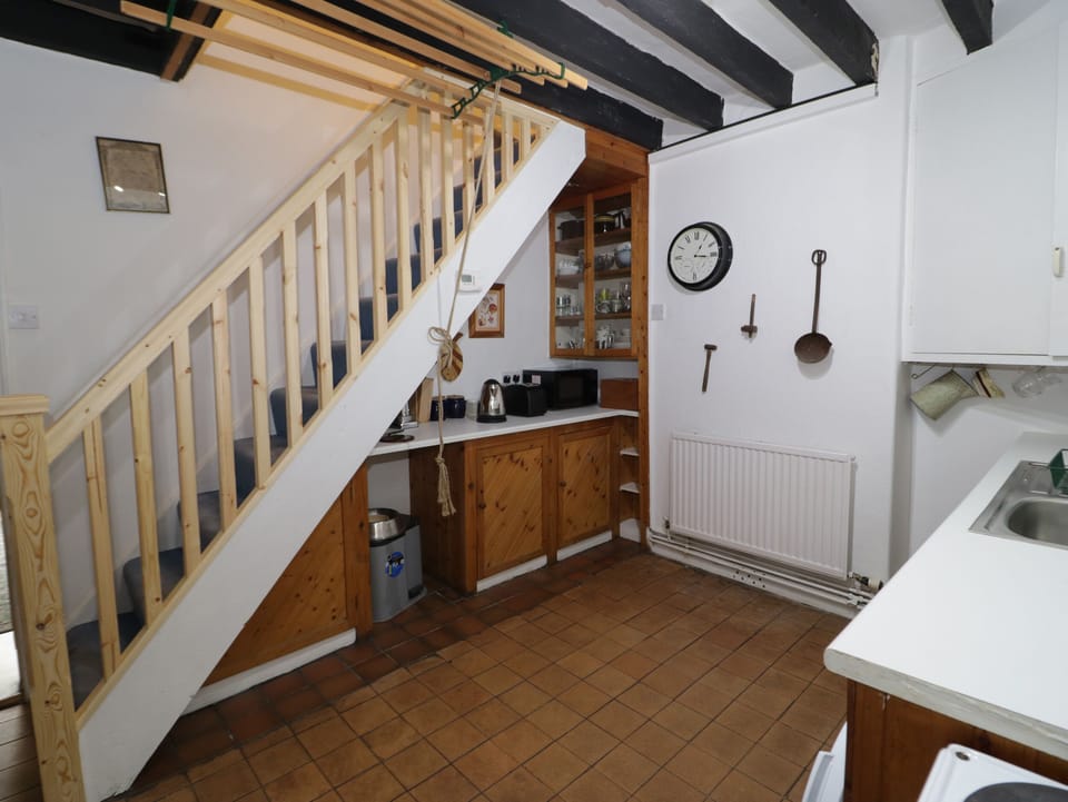 Cottage | Private kitchen | Fridge, electric kettle, toaster, cookware/dishes/utensils