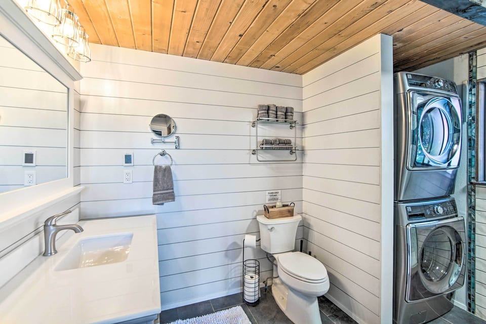 Full Bathroom | 1st Floor | Towels Provided | Complimentary Toiletries