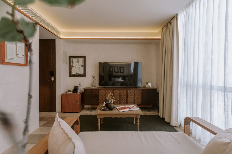 Premium Room | Premium bedding, down comforters, in-room safe, desk