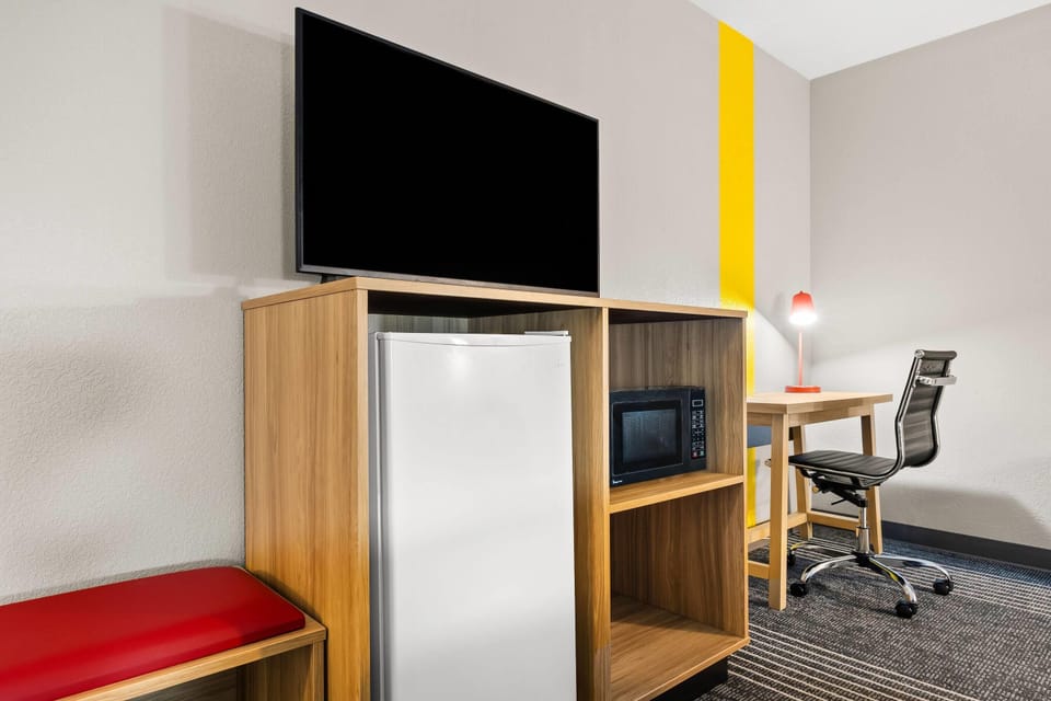 Room, 1 King Bed, Accessible, Non Smoking (Mobility) | Desk, laptop workspace, iron/ironing board, free internet