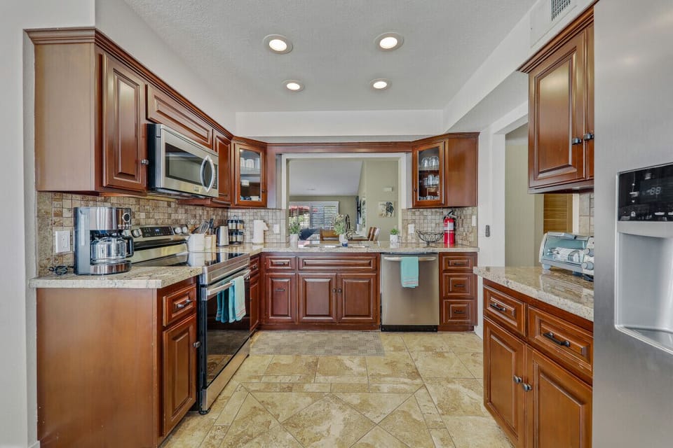 Kitchen: Fully stocked and equipped kitchen