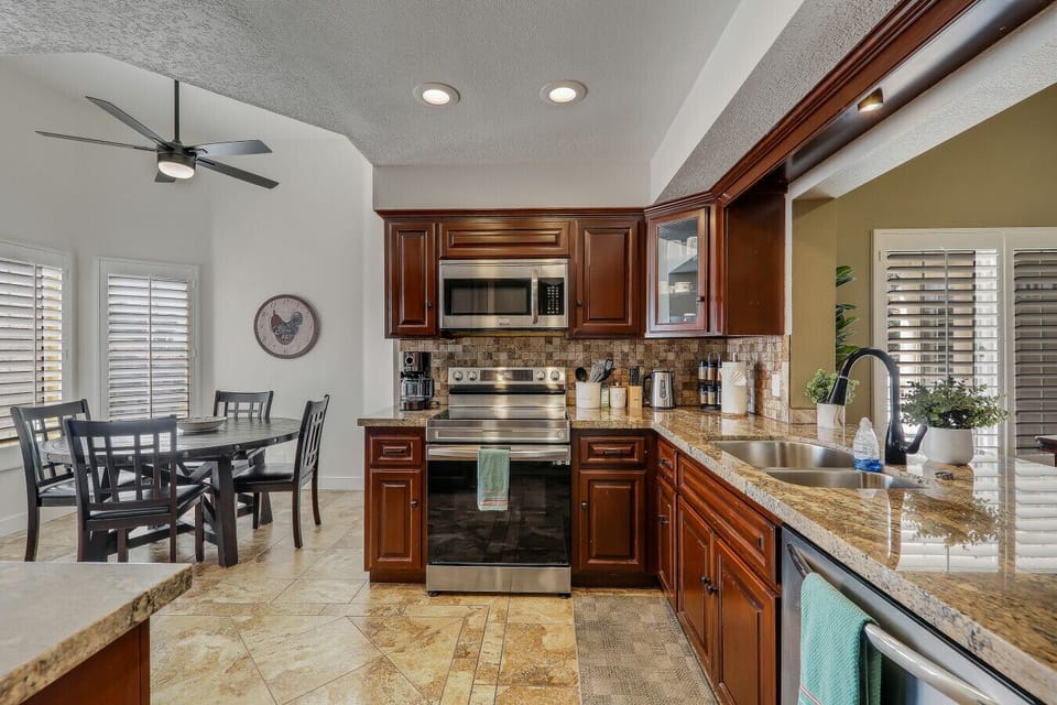 Kitchen: Fully stocked and equipped kitchen