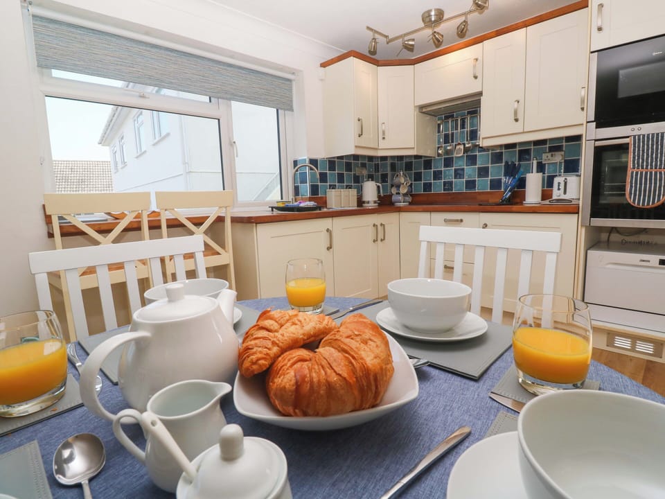 Cottage | Dining
