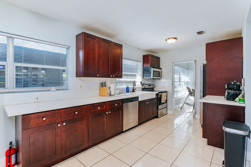 Full kitchen: cookware & dining ware, including a coffee maker, toaster, blender