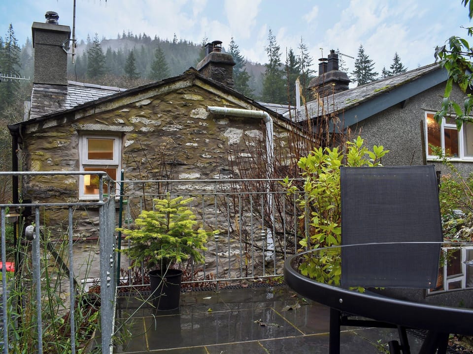 Sitting-out-area | 4 Banc Llugwy - Banc Llugwy Cottages, Betws-y-Coed