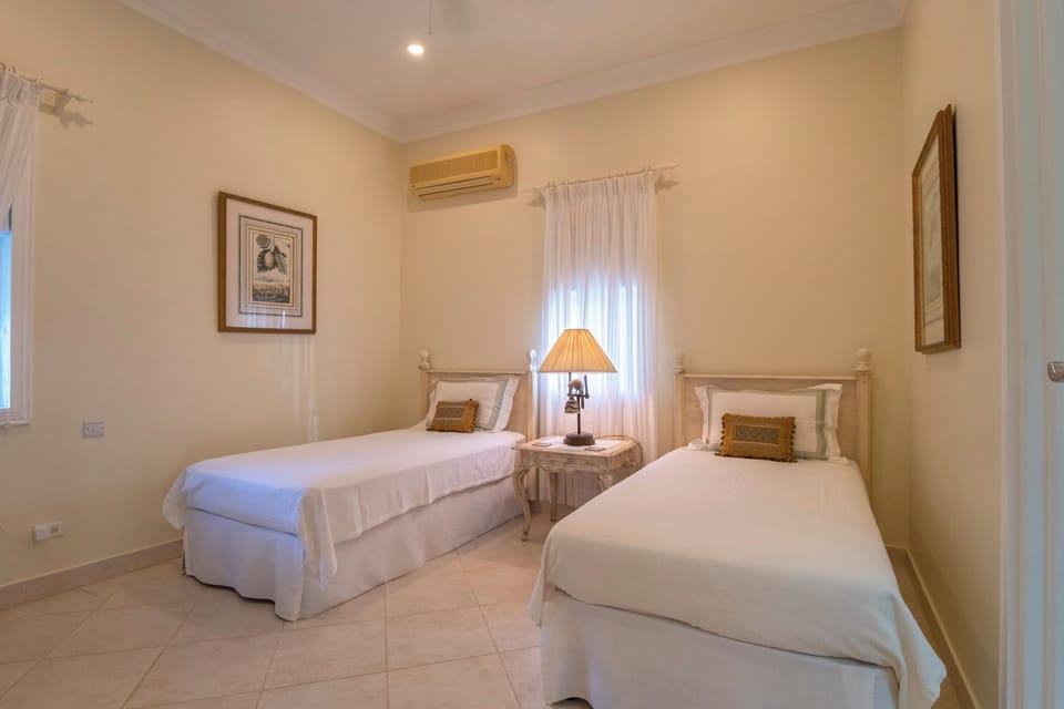 Bedroom with en-suite bathroom - twin beds can be made into a king 