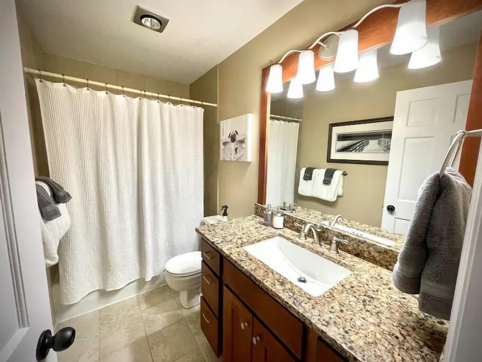 Full Bathroom - Beautifully appointed with premium towels, modern finishes, and luxury bath amenities.