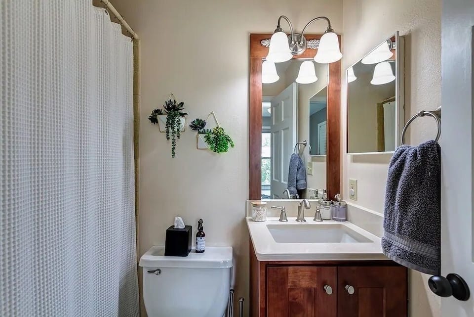 Ground Level Bathroom - Full bathroom featuring modern finishes and thoughtfully stocked premium amenities.