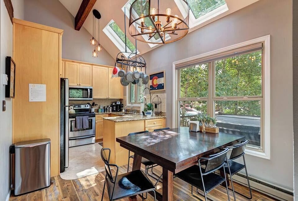 Skylit Dining Moments — Vaulted skylights pour in natural light—setting the scene for beautiful dinners and long conversations. ✨🍷