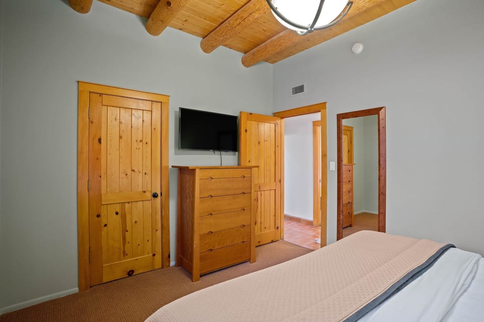 Middle Bedroom King sized bed (upstairs unit)
