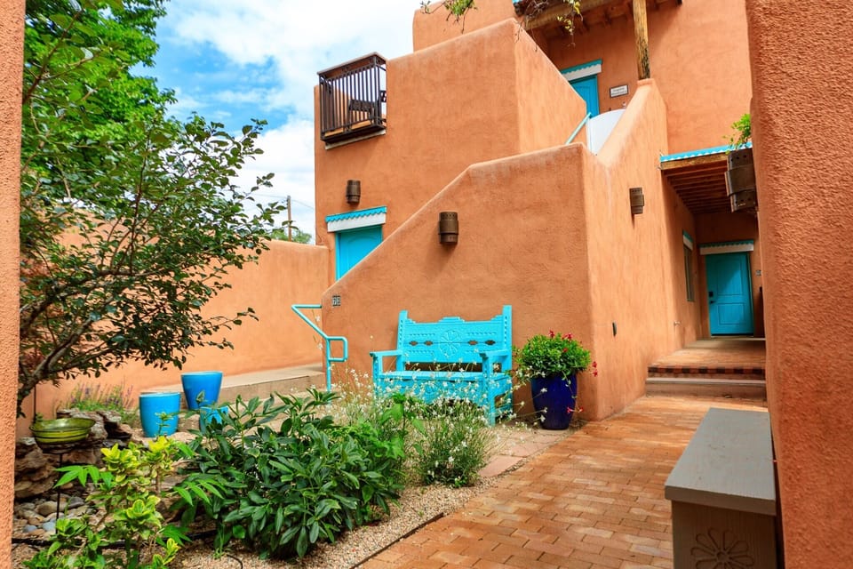Zona Rosa Courtyard area