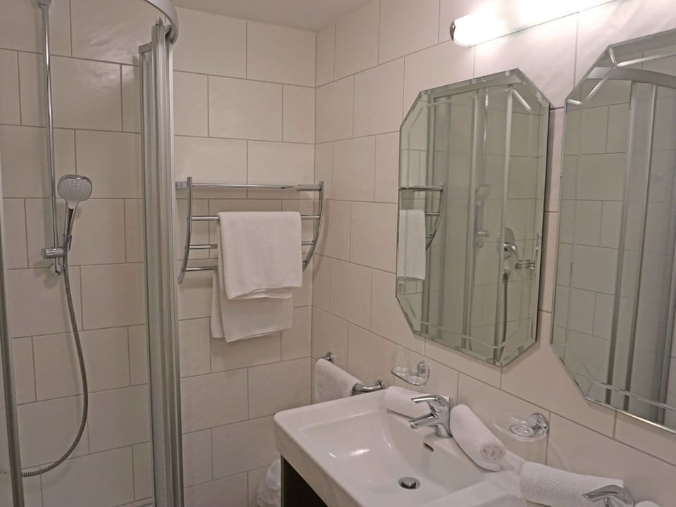 Mirror, Plumbing Fixture, Property, Sink, Bathroom, Tap, Shower Door, Shower, Bathroom Sink