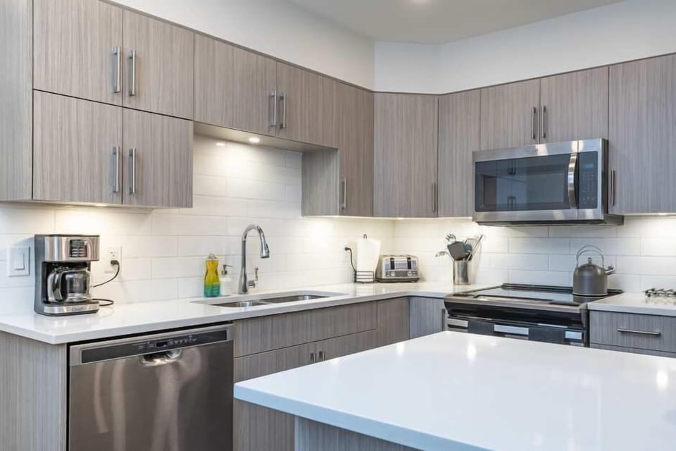 Alpine Escape | Private kitchen | Coffee/tea maker, full-size fridge, microwave, oven