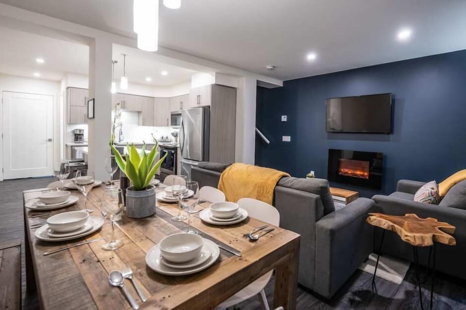 Alpine Escape | Living area | 40-inch flat-screen TV with digital channels, TV