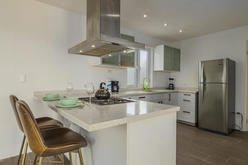 In this fully equipped kitchen, make a quick breakfast.