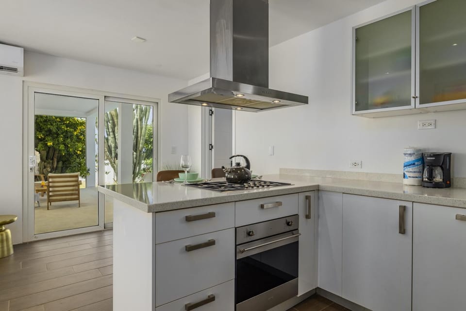 In this fully equipped kitchen, make a quick breakfast.
