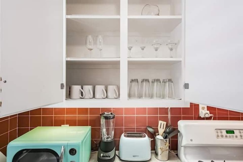 Glass cups, wine glasses and coffee mugs

