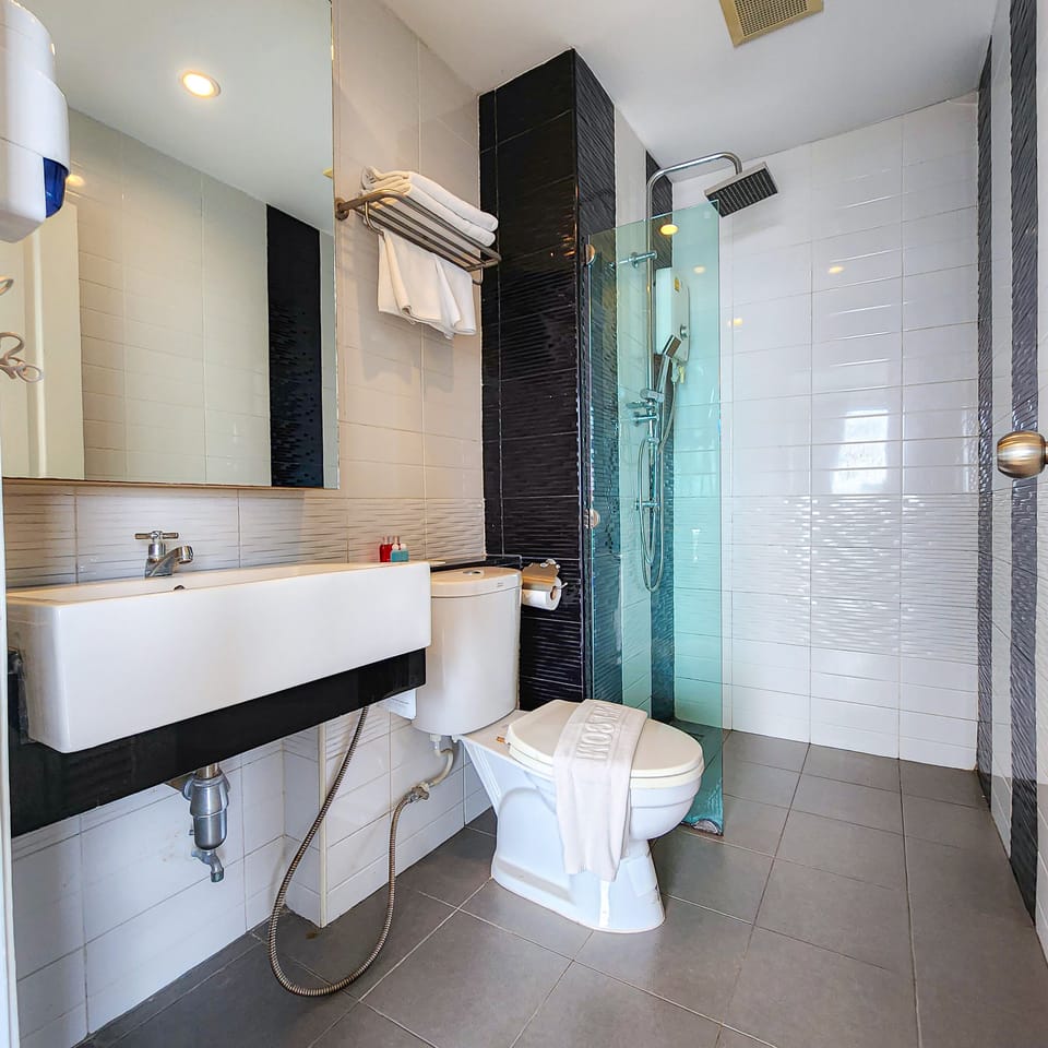 Shower, rainfall showerhead, free toiletries, towels