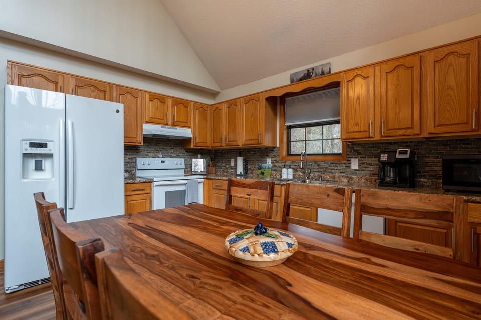 Fully equipped kitchen for all your dining needs!