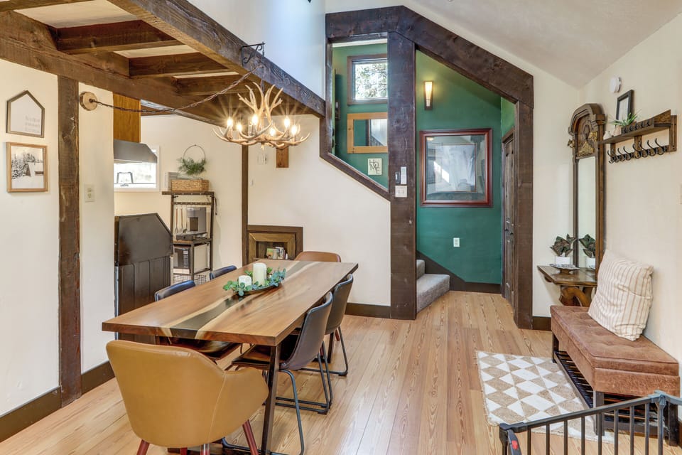 Dining Area | Dishware & Flatware Provided