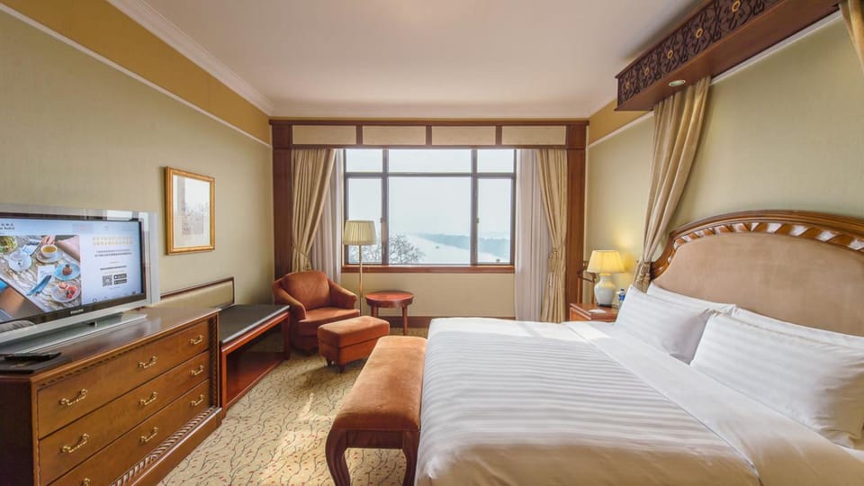 Suite, Lake View (West Wing) | Hypo-allergenic bedding, minibar, in-room safe, individually decorated