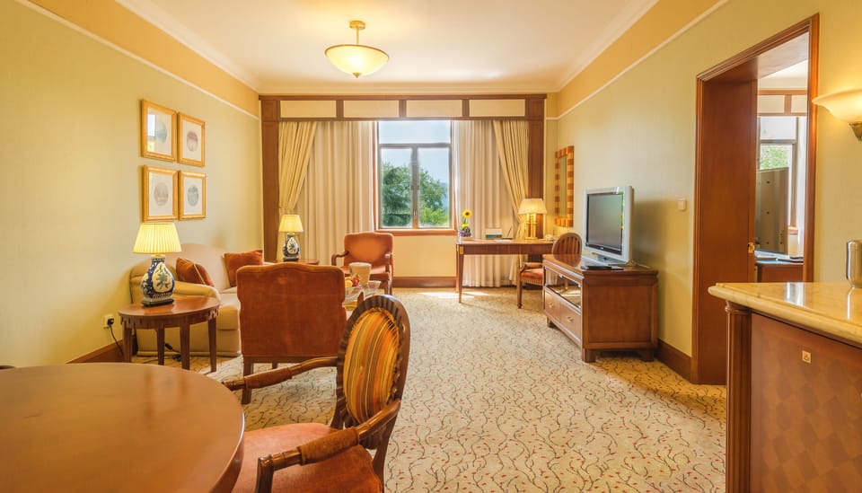 West Wing Executive Suite | Hypo-allergenic bedding, minibar, in-room safe, individually decorated