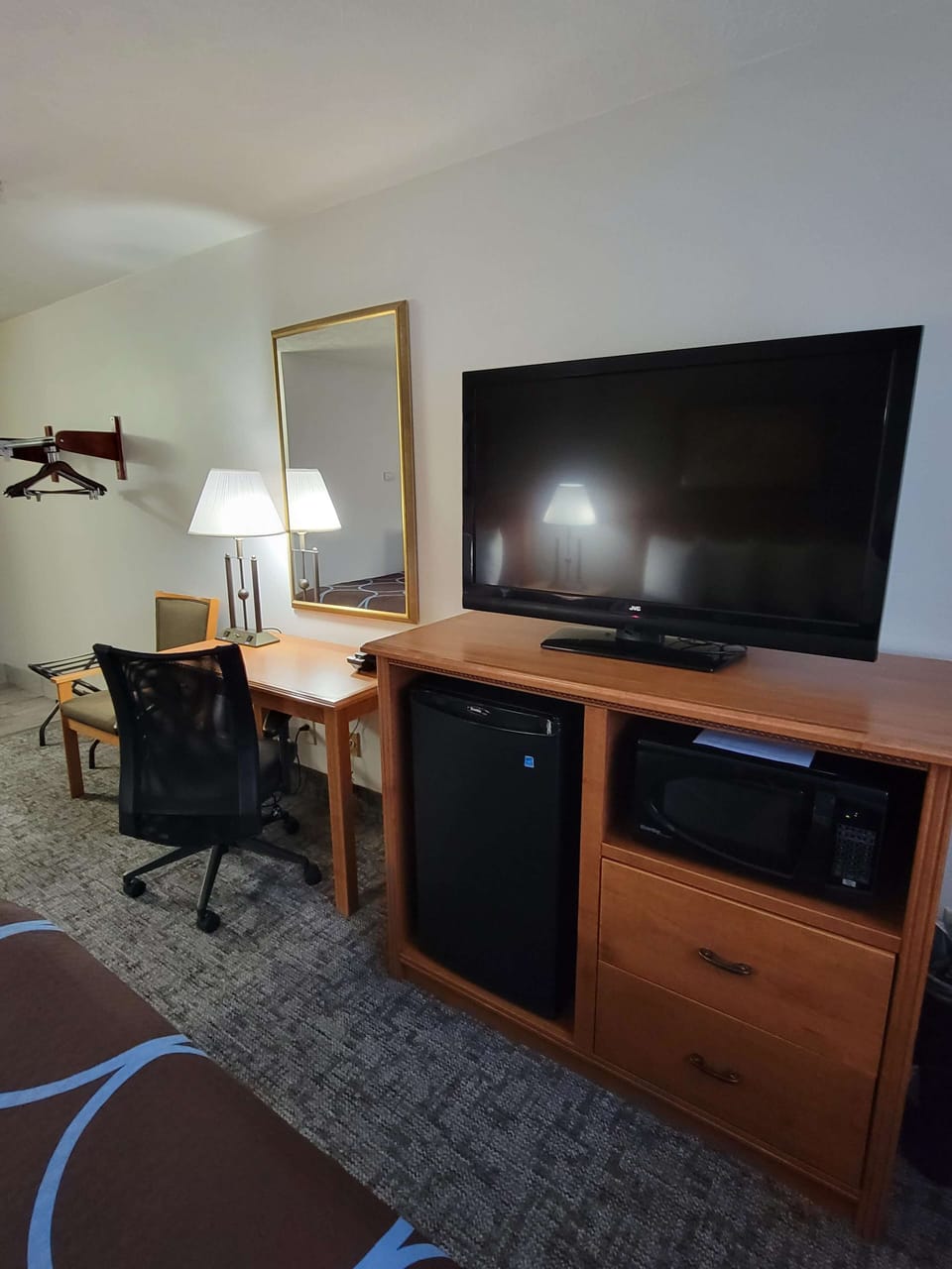 Standard Room, 1 Queen Bed, Non Smoking | Desk, blackout drapes, iron/ironing board, free WiFi