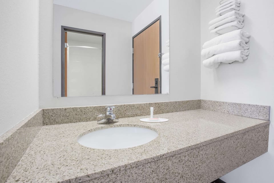 Combined shower/tub, free toiletries, hair dryer, towels