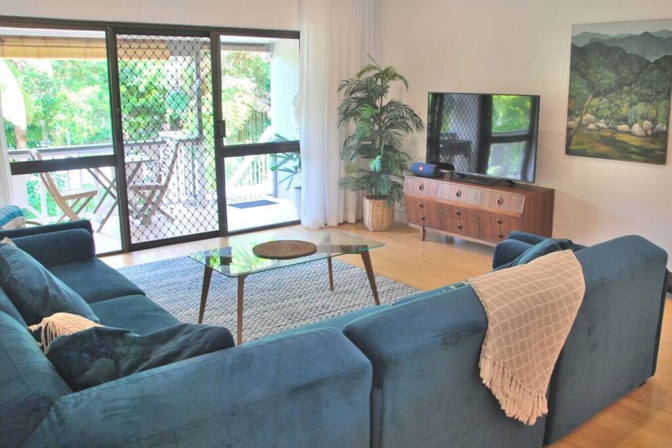 Wayfarer Apartment- Luxurious velvet sofa for relaxing after a day`s exploring