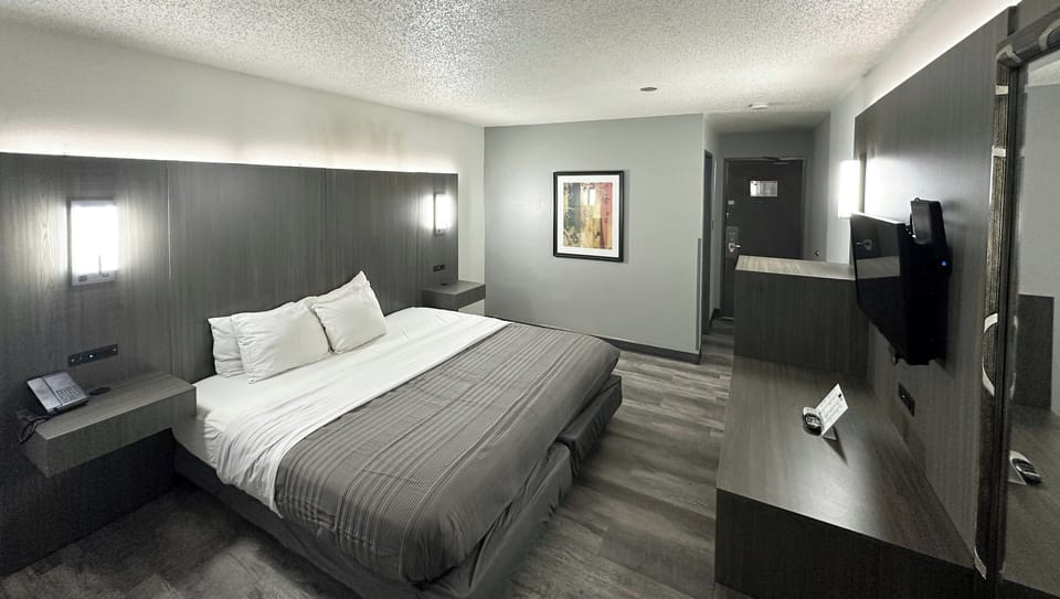 Room, 1 King Bed, Non Smoking, Refrigerator | Premium bedding, desk, iron/ironing board, free WiFi