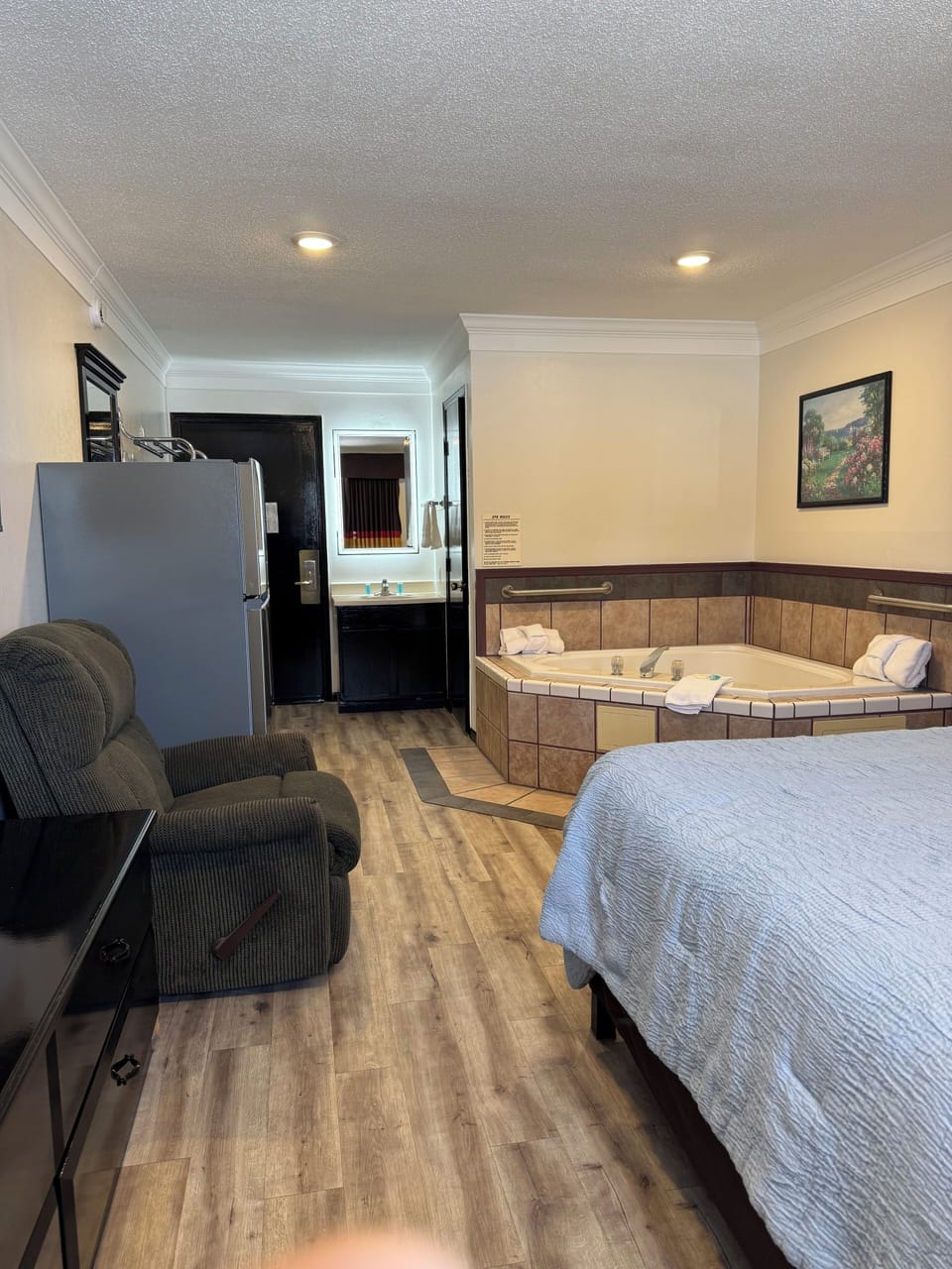 Standard Suite, 1 King Bed | Iron/ironing board, free WiFi, bed sheets, alarm clocks