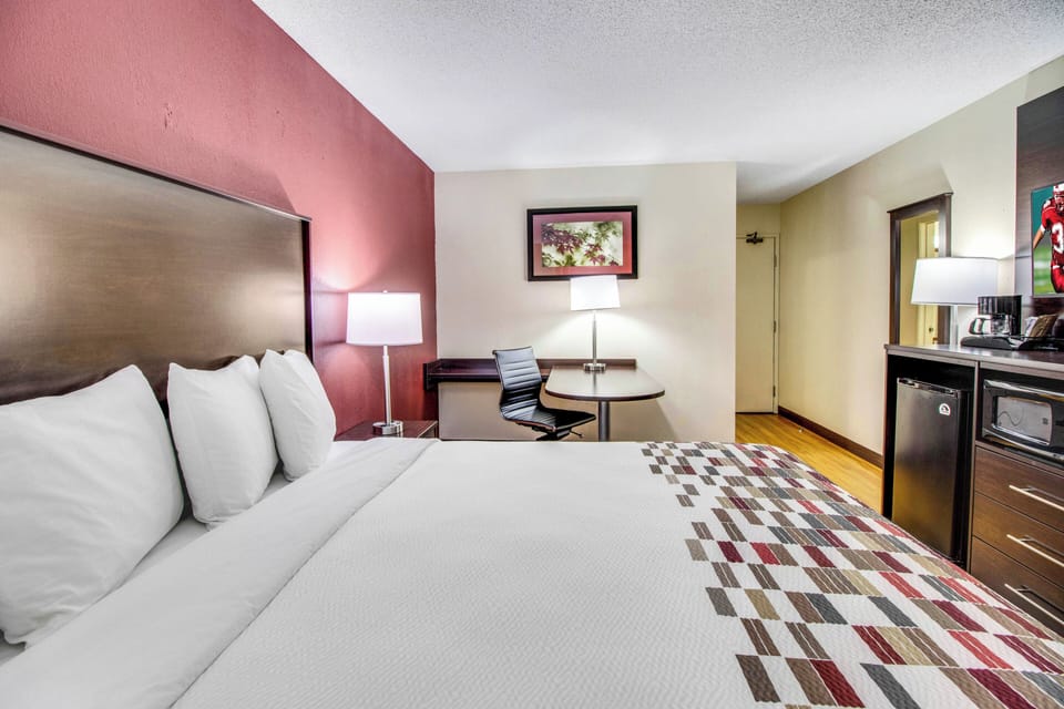Superior Room, 1 King Bed, Non Smoking | Desk, blackout drapes, iron/ironing board, cribs (free)