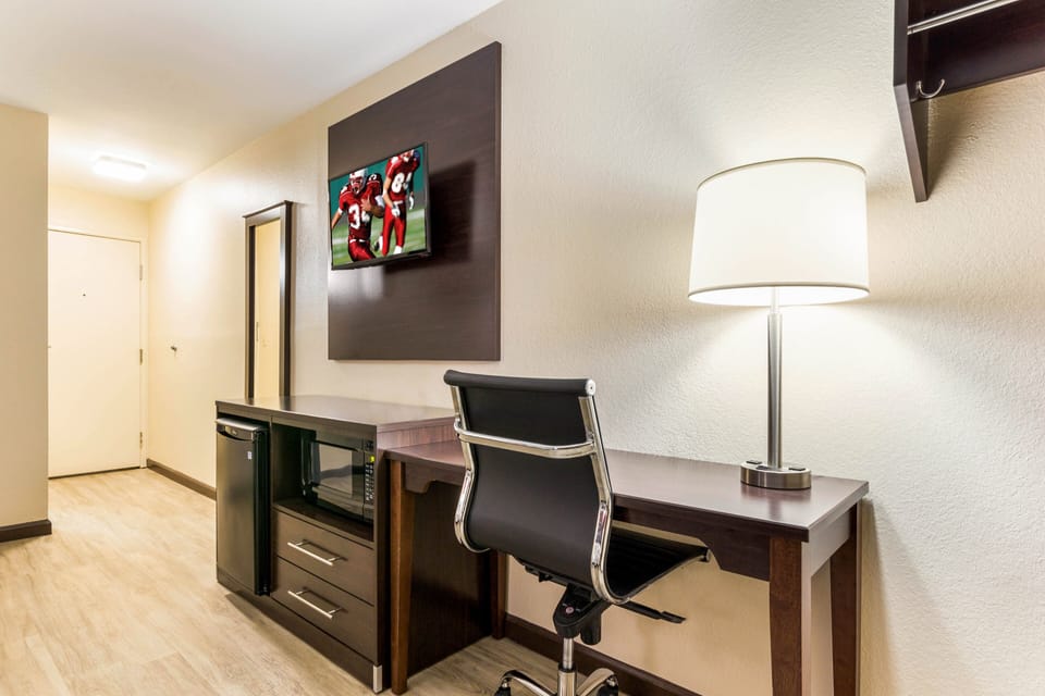 Superior Room, 1 King Bed, Non Smoking | Free WiFi, bed sheets