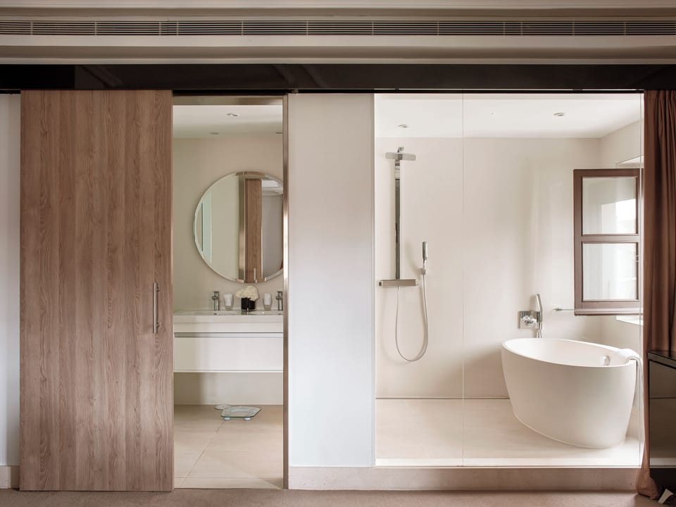Red Level, Junior Suite | Bathroom | Designer toiletries, hair dryer, bathrobes, slippers