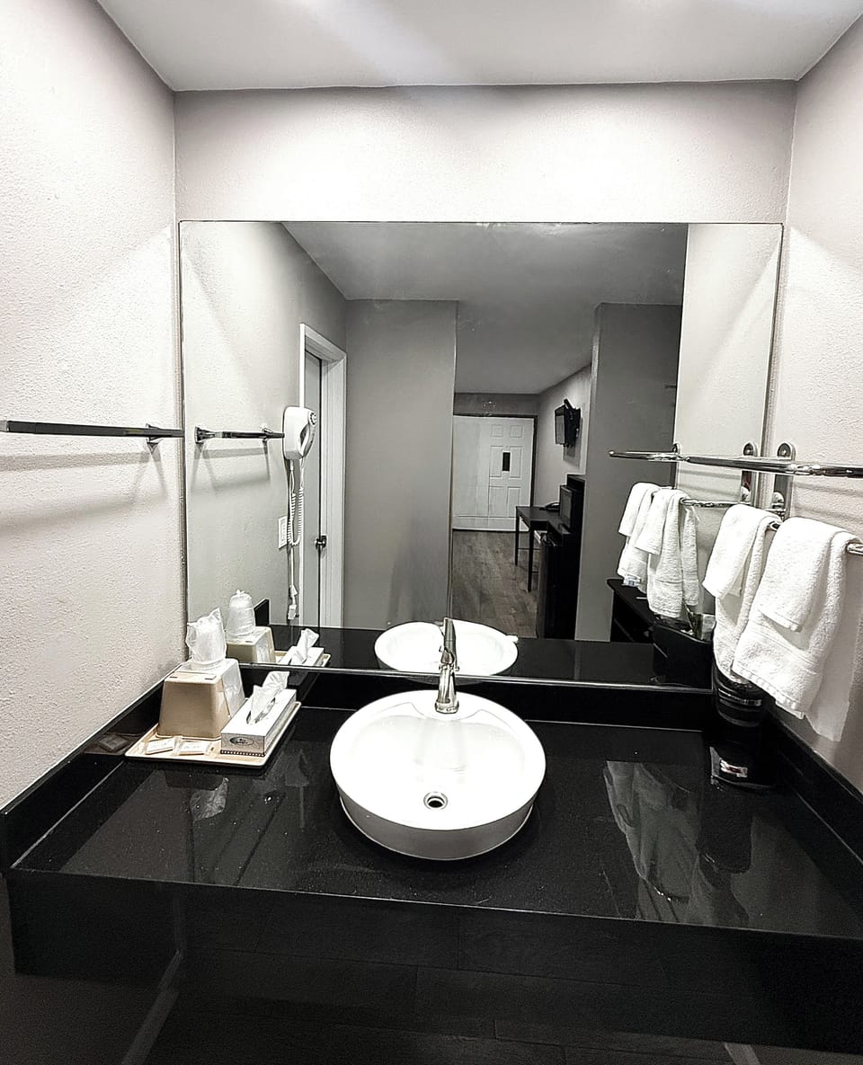 Room, 1 King Bed, Accessible, Non Smoking (Mobility/Hearing) | Bathroom | Free toiletries, towels